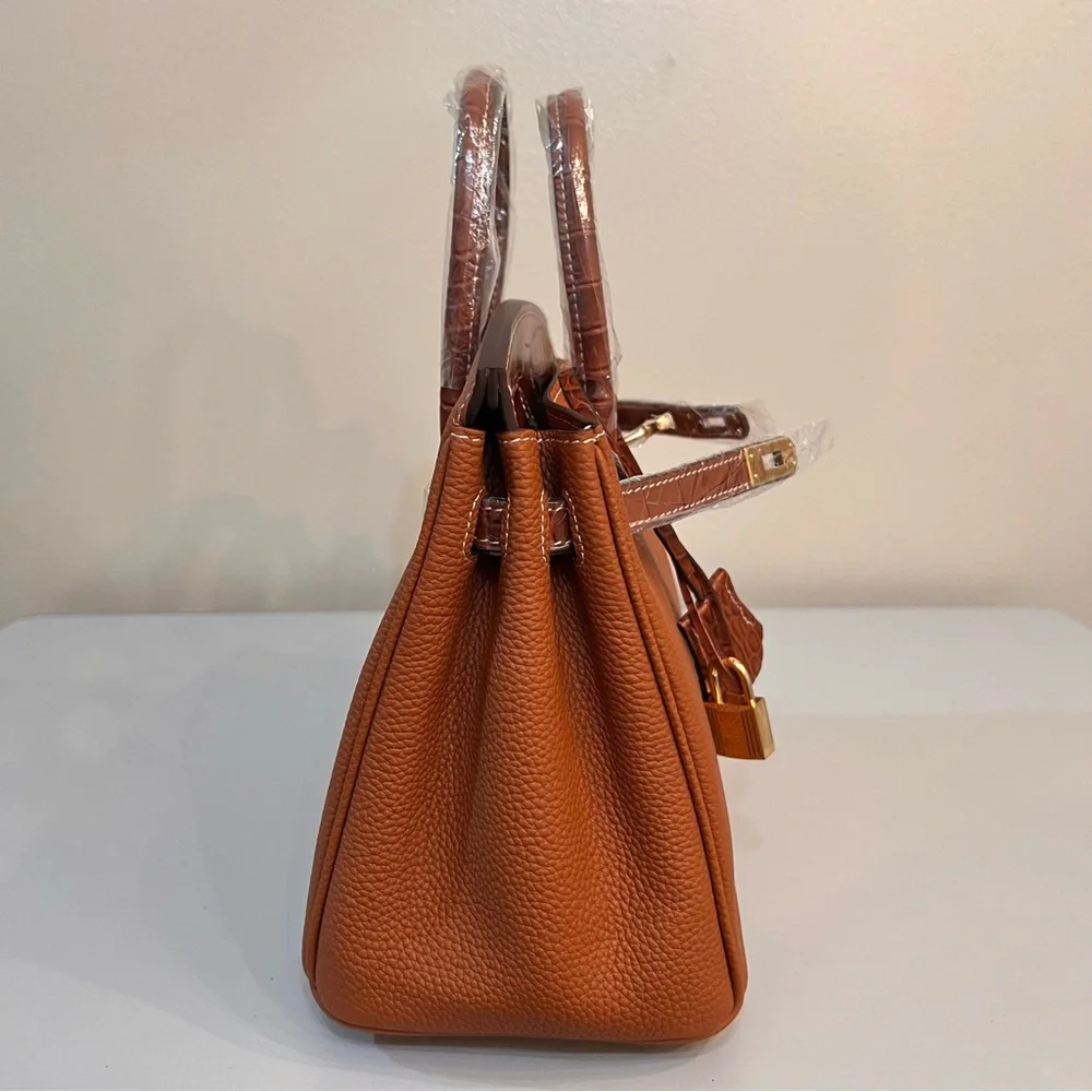 25 cm genuine Togo leather featuring an embossed crocodile print. - Picture 6 of 11